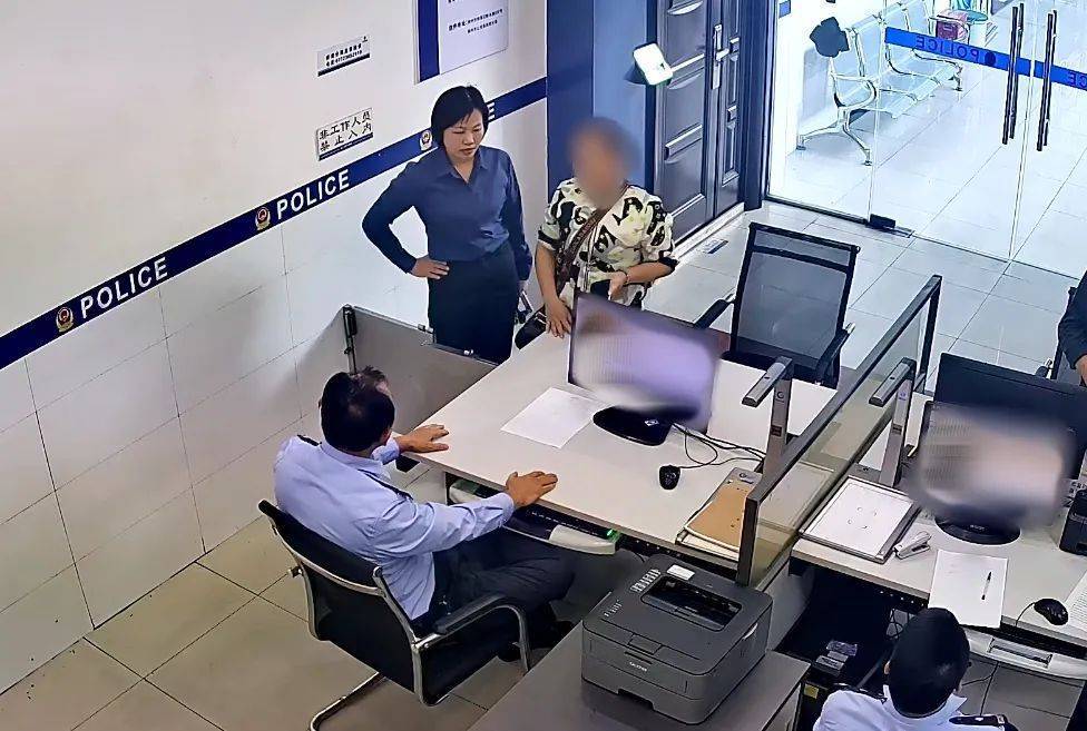 柳州女子到柳南万达买3万元黄金<strong></p>
<p>资本证券</strong>，不挑款不问价，店员吓到报警！