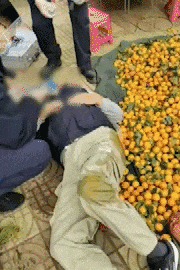 昆明一老人赶集摔倒压坏水果摊！中午就带着家属找来了<strong></p>
<p>证券公司有哪些</strong>，摊主慌了……