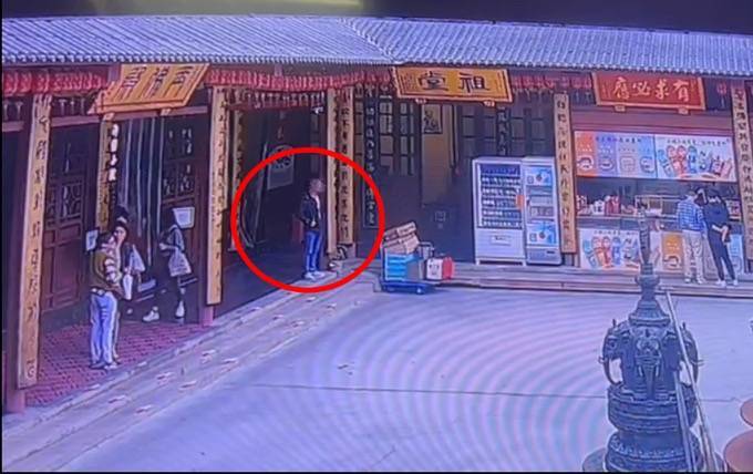 自制缠满双面胶的铁片<strong></p>
<p>证券基础</strong>，男子在寺庙内盗窃功德箱被行拘