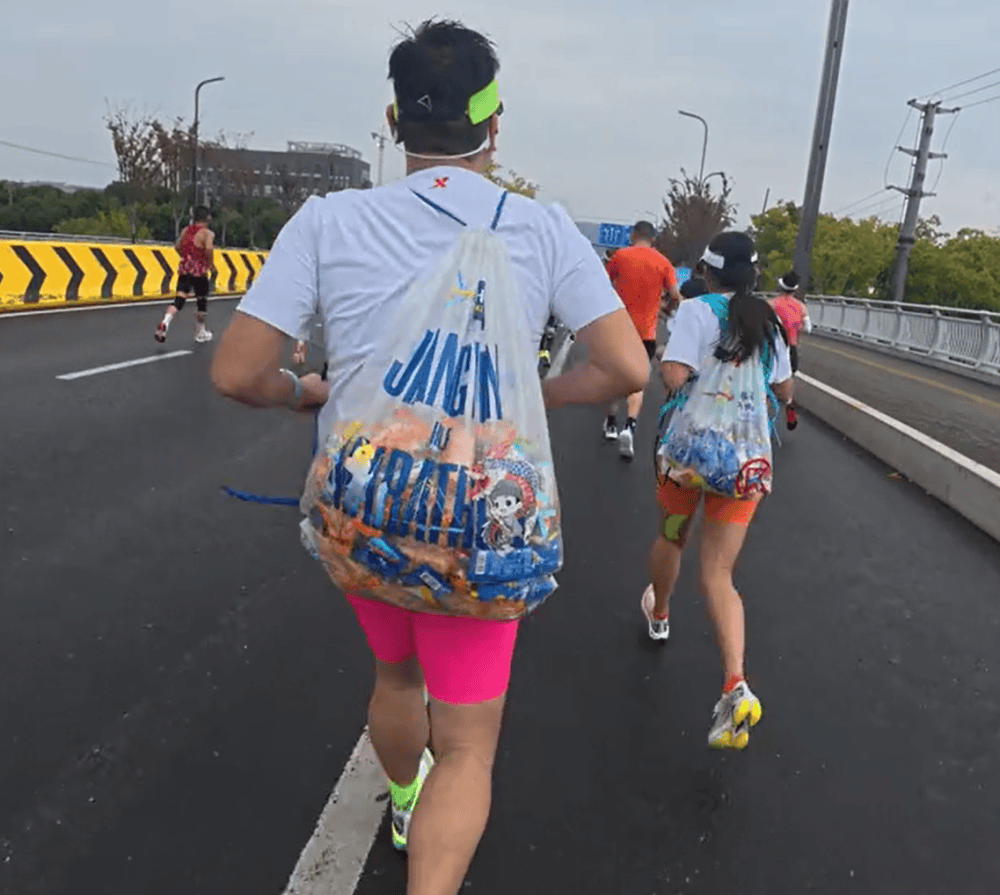 苏州马拉松一男一女将给选手的免费零食打包“负重”奔跑<strong></p>
<p>证券策略</strong>？主办方回应