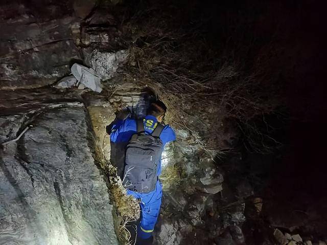 北京一18岁小伙只带了手机爬野山被困<strong></p>
<p>证券组合</strong>，18人连夜救援