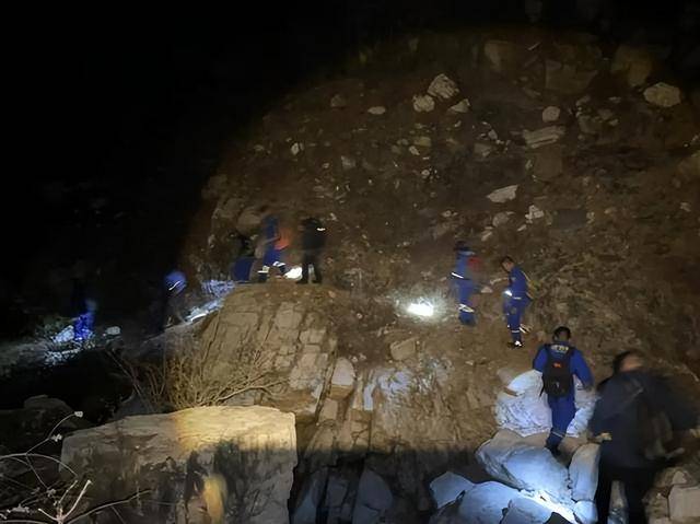 北京一18岁小伙只带了手机爬野山被困<strong></p>
<p>证券组合</strong>，18人连夜救援