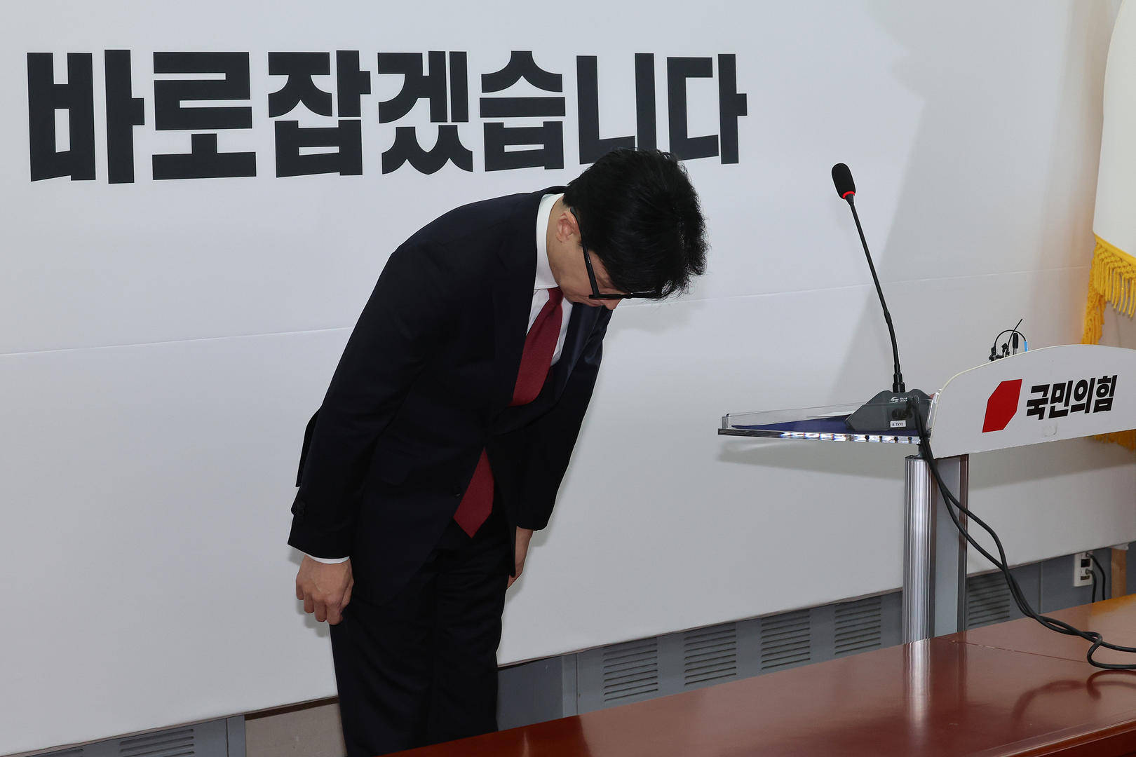 突然主张弹劾总统的韩国执政党党首：曾获尹锡悦多次提拔<strong></p>
<p>证券上市公司</strong>，后因第一夫人惹怒“亲尹派”