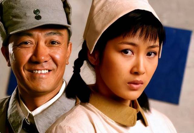 富商周旭辉<strong></p>
<p>证券资金账户</strong>，44岁娶小12岁女星童蕾，获刑3年后，妻女过得如何？