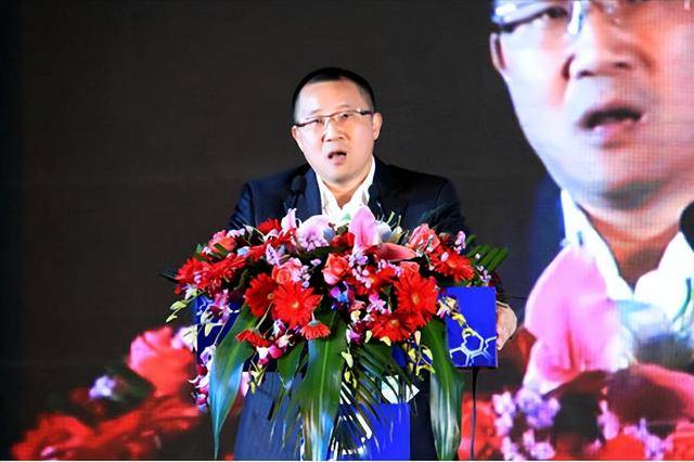 富商周旭辉<strong></p>
<p>证券资金账户</strong>，44岁娶小12岁女星童蕾，获刑3年后，妻女过得如何？