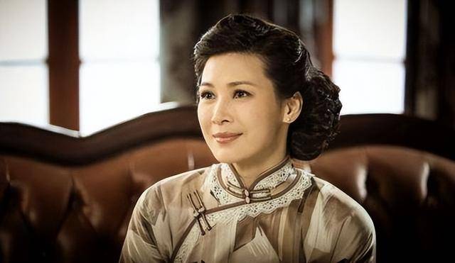 富商周旭辉<strong></p>
<p>证券资金账户</strong>，44岁娶小12岁女星童蕾，获刑3年后，妻女过得如何？