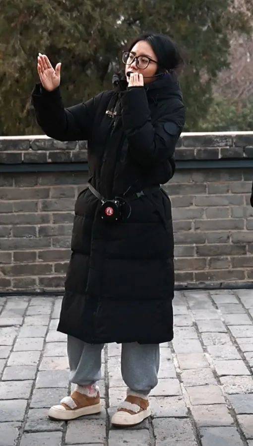 鸡窝头女士收拾漂亮上班了<strong></p>
<p>证券信托</strong>！精致一年潦草一天爆红
