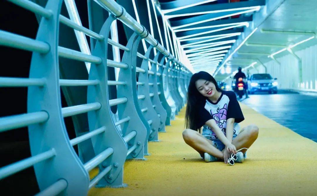 鸡窝头女士收拾漂亮上班了<strong></p>
<p>证券信托</strong>！精致一年潦草一天爆红