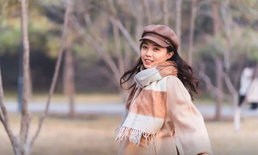 鸡窝头女士收拾漂亮上班了<strong></p>
<p>证券信托</strong>！精致一年潦草一天爆红
