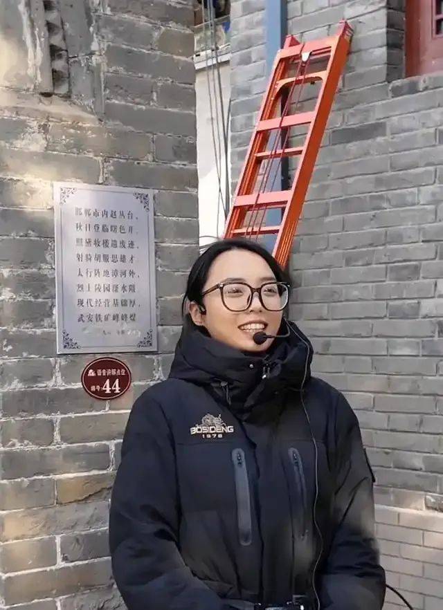鸡窝头女士收拾漂亮上班了<strong></p>
<p>证券信托</strong>！精致一年潦草一天爆红