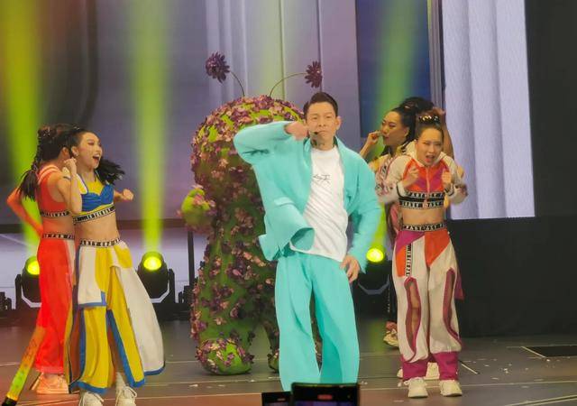 刘德华演唱会实录：表演滑跪失败<strong></p>
<p>证券律师</strong>，甄子丹舒淇任达华台下蹦迪