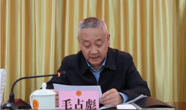 厅长毛占彪<strong></p>
<p>证券律师</strong>，长期出入量身定制的“会所”，大肆吃喝、接受娱乐活动安排
