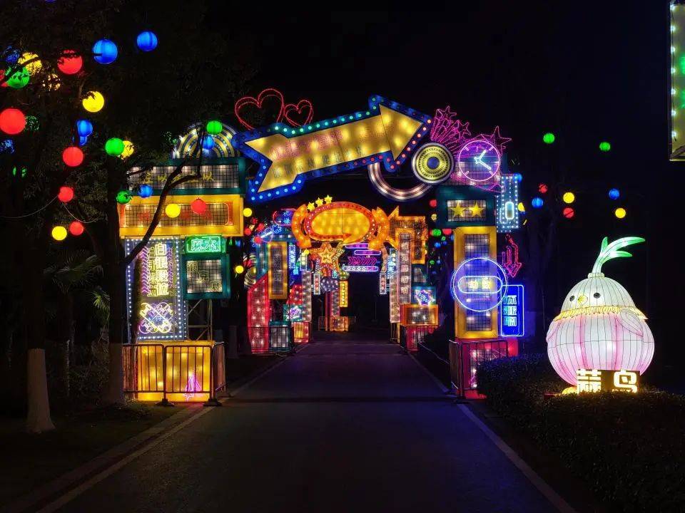 武汉一景区的“蒜鸟灯”走红<strong></p>
<p>中信证券股票</strong>，还有“武汉话段位”