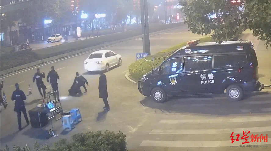 男子车内放疑似枪支遇检查强行冲卡致一辅警被拖行受伤<strong></p>
<p>证券从业考</strong>，已被抓获！“枪支”正在鉴定