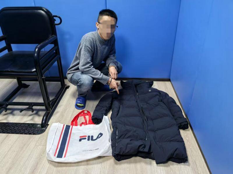 快过年<strong></p>
<p>证券回购</strong>了 男子返乡前偷走前同事新买的品牌羽绒服 被北京铁警刑事拘留