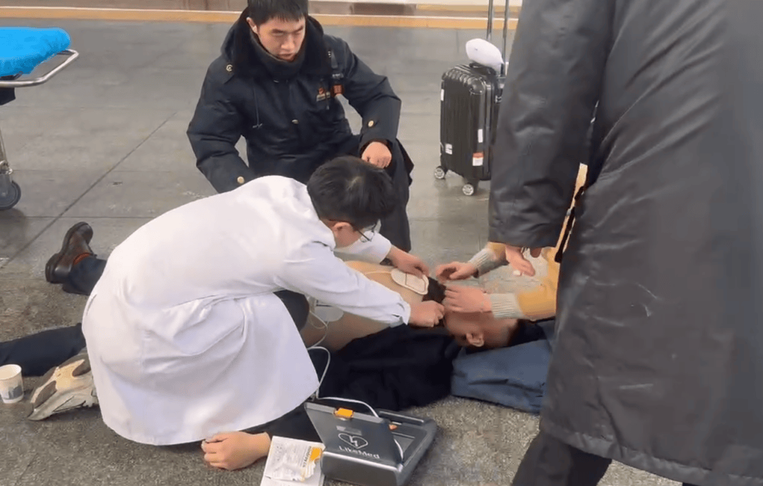 男子在长沙南站心脏骤停晕倒<strong></p>
<p>商证券</strong>，醒来后第一句话：要赶去上班！