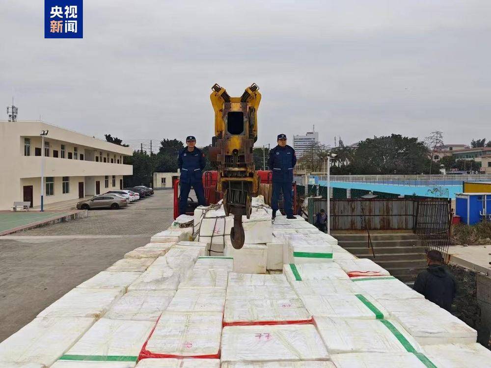 共计4.13吨<strong></p>
<p>深圳证券所</strong>！广西北海海警查获一起涉嫌走私水果案