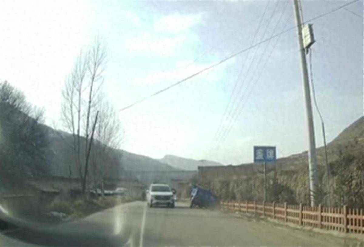 警车把农用车“别进”沟里<strong></p>
<p>证券投资者</strong>，三个问题需要澄清