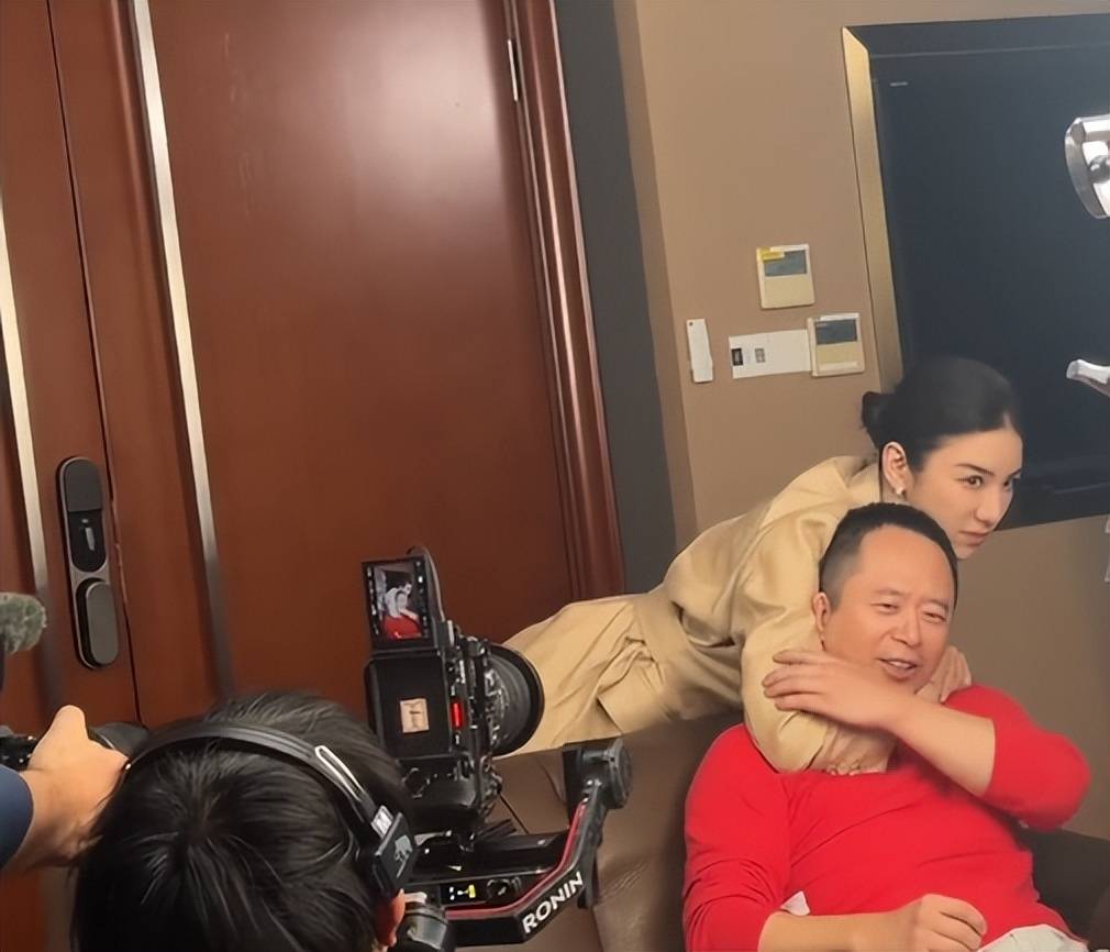 周鸿祎回应参演的短剧辣眼睛：黄奕诱惑<strong></p>
<p>国融证券</strong>我的剧情是DeepSeek设计的