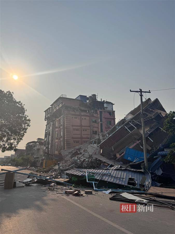 三名中国人在曼德勒所住宾馆垮塌：一人从6楼掉下失联<strong></p>
<p>证券b</strong>，另一人在废墟中被安全挖出