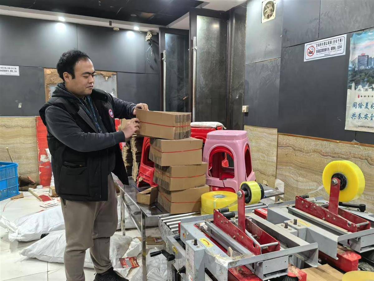 他发出的81万件快递全是电诈卡片<strong></p>
<p>证券自营</strong>！武汉江岸警方破获特大诈骗案
