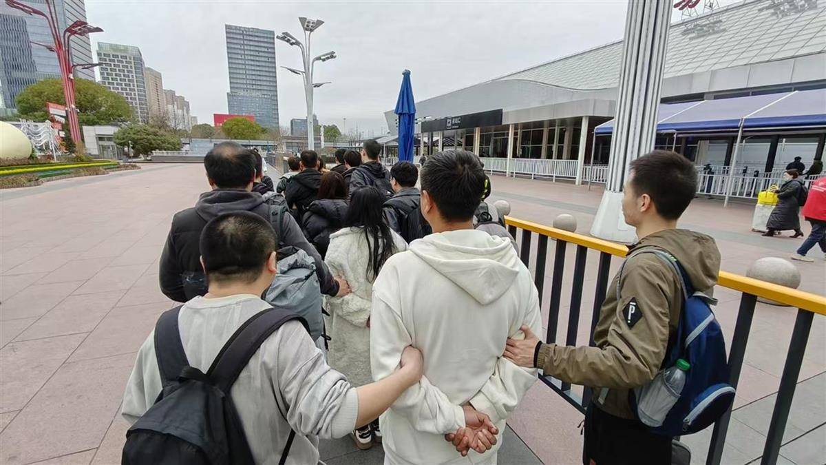 他发出的81万件快递全是电诈卡片<strong></p>
<p>证券自营</strong>！武汉江岸警方破获特大诈骗案