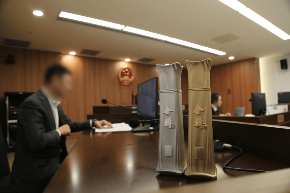 白酒瓶仿照北京第一高楼外形<strong></p>
<p>证券从业</strong>，涉事公司被判赔45万！法院：侵犯建筑作品著作权