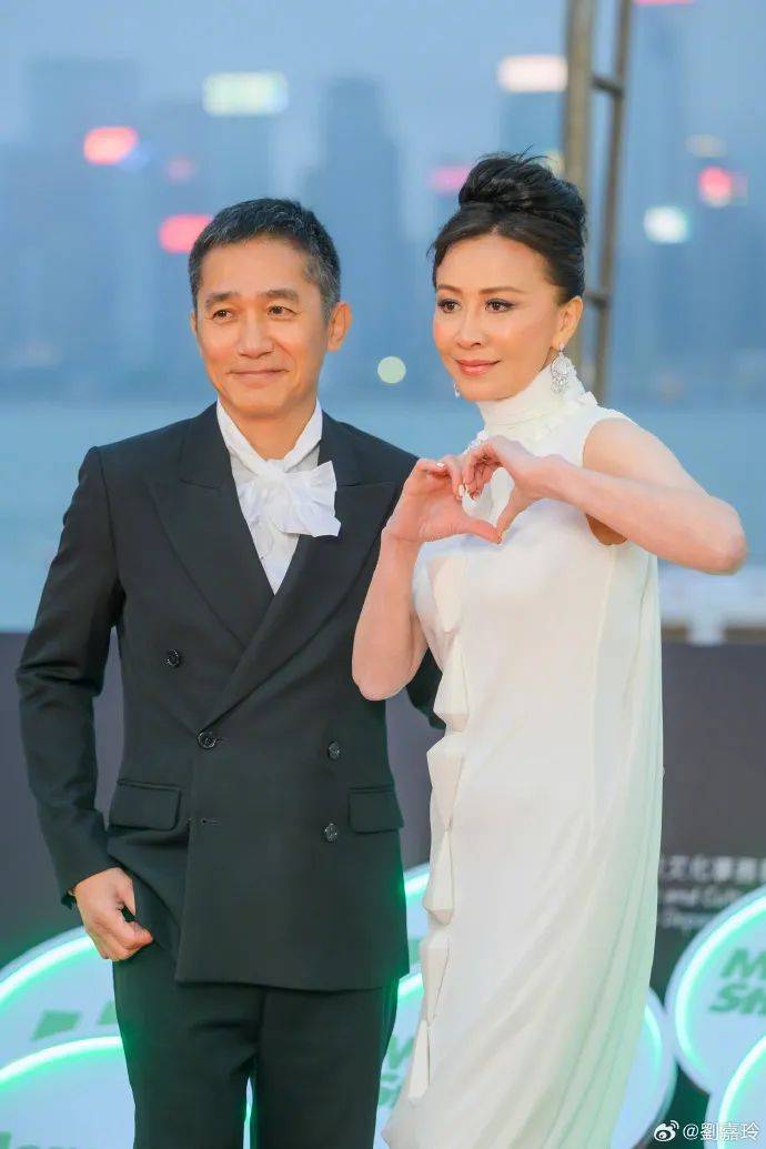 刘嘉玲连发10多张梁朝伟照片：他都不知道自己帅<strong></p>
<p>证券杠杆</strong>！头发白了也不肯染