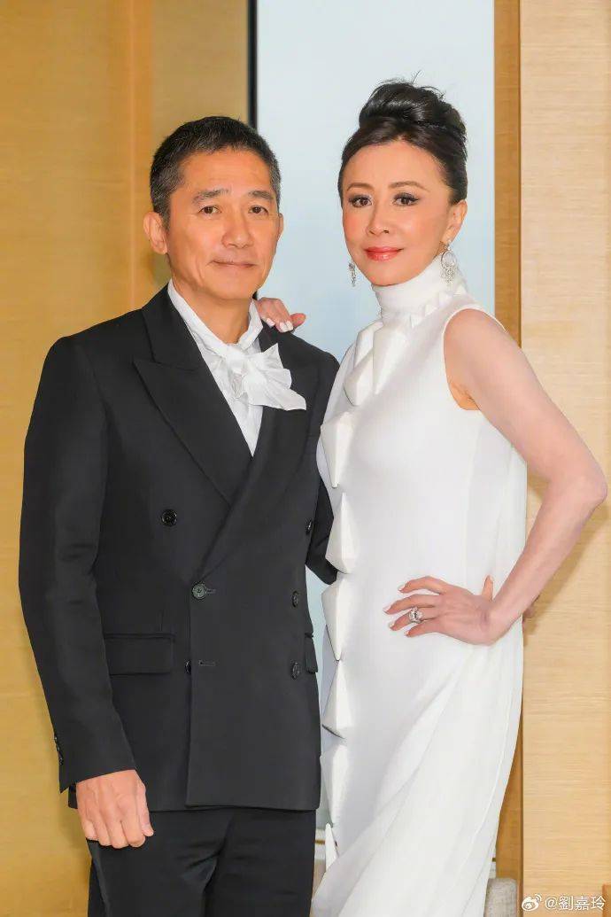 刘嘉玲连发10多张梁朝伟照片：他都不知道自己帅<strong></p>
<p>证券杠杆</strong>！头发白了也不肯染