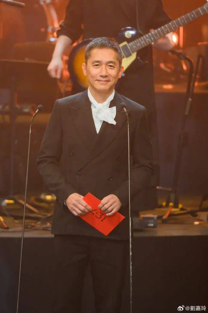 刘嘉玲连发10多张梁朝伟照片：他都不知道自己帅<strong></p>
<p>证券杠杆</strong>！头发白了也不肯染