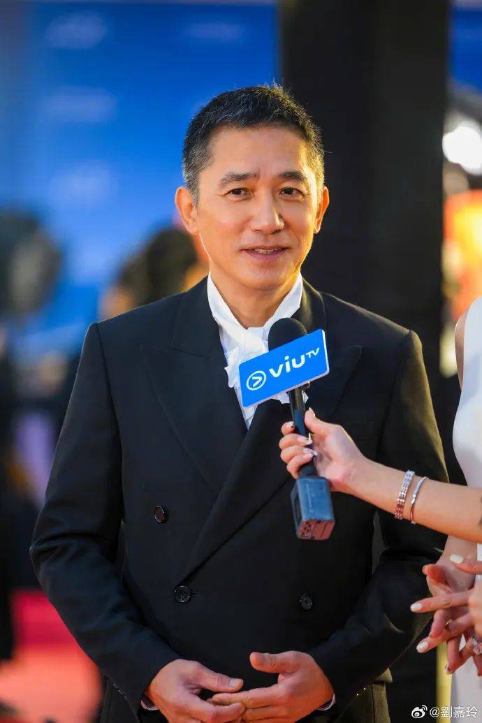 刘嘉玲连发10多张梁朝伟照片：他都不知道自己帅<strong></p>
<p>证券杠杆</strong>！头发白了也不肯染