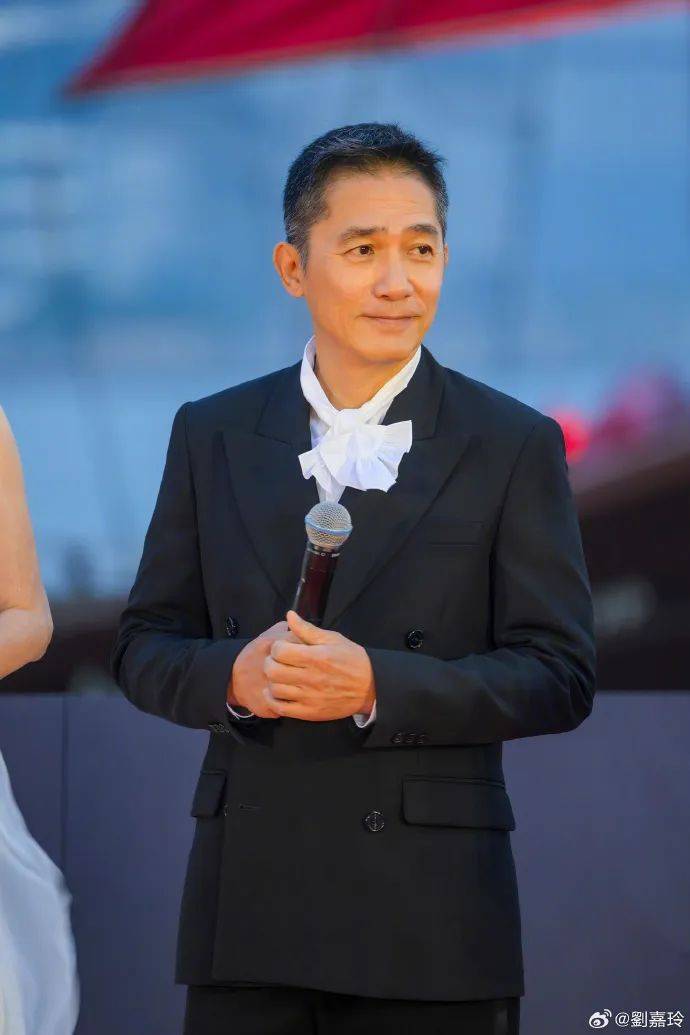 刘嘉玲连发10多张梁朝伟照片：他都不知道自己帅<strong></p>
<p>证券杠杆</strong>！头发白了也不肯染