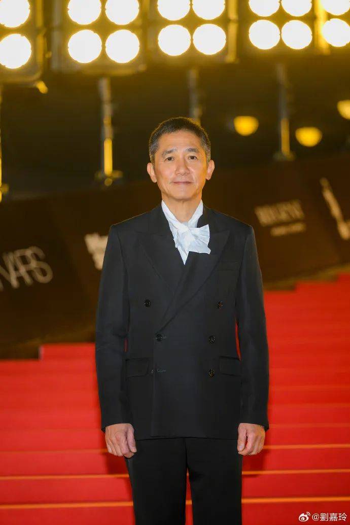 刘嘉玲连发10多张梁朝伟照片：他都不知道自己帅<strong></p>
<p>证券杠杆</strong>！头发白了也不肯染