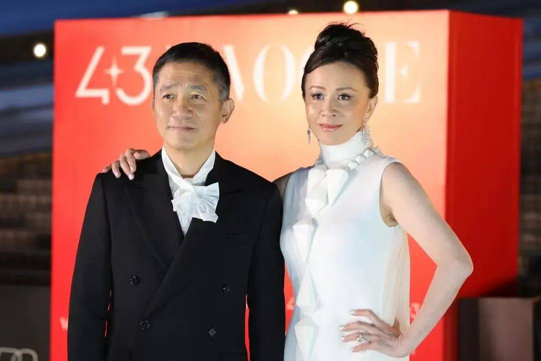 刘嘉玲连发10多张梁朝伟照片：他都不知道自己帅<strong></p>
<p>证券杠杆</strong>！头发白了也不肯染
