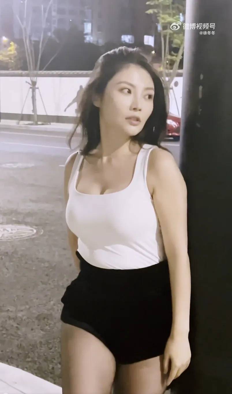 “椰树女神”徐冬冬晒真实肚子<strong></p>
<p>证券杠杆</strong>，展示健康美：不超130斤就舒适！