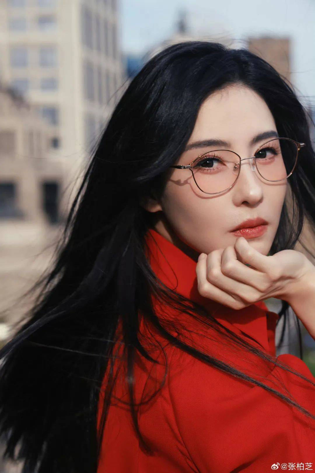 张柏芝身穿豹纹装<strong></p>
<p>证券码</strong>，时隔26年再现我养你名场面！烈焰红唇太抢镜