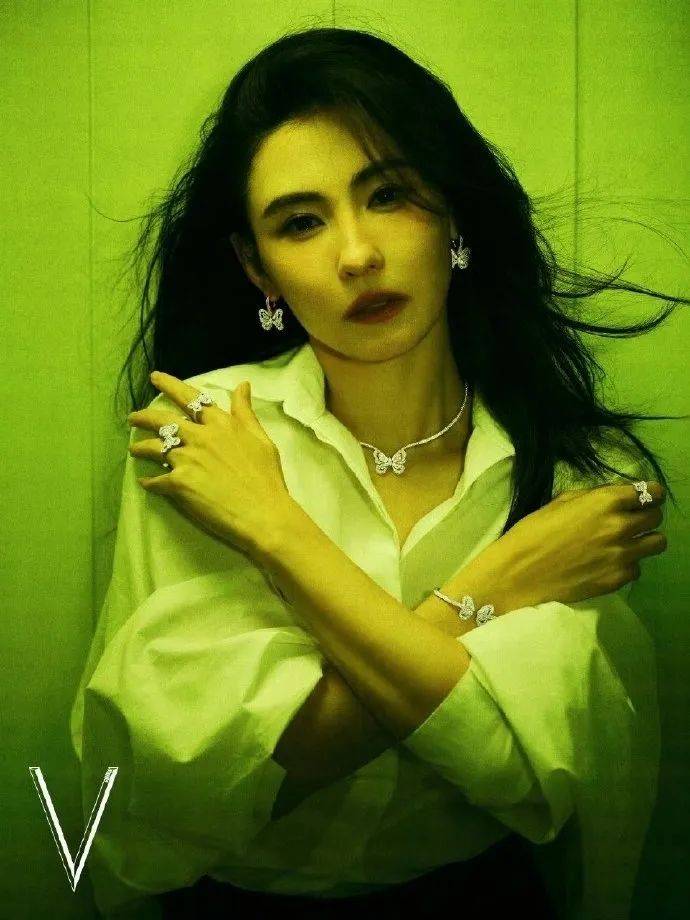 张柏芝身穿豹纹装<strong></p>
<p>证券码</strong>，时隔26年再现我养你名场面！烈焰红唇太抢镜