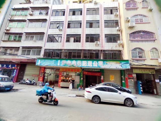 “小官巨贪校长”<strong></p>
<p>十大证券</strong>，让乡镇初中生吃不饱