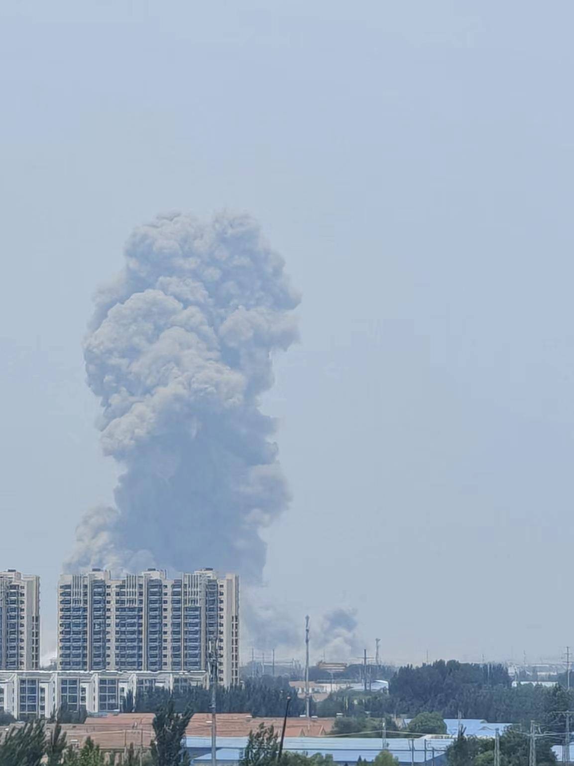 山东高密一化工车间发生爆炸<strong></p>
<p>证券直播</strong>，一公里外饭店窗户被震碎，当地：现场已疏散完毕，具体情况核实中