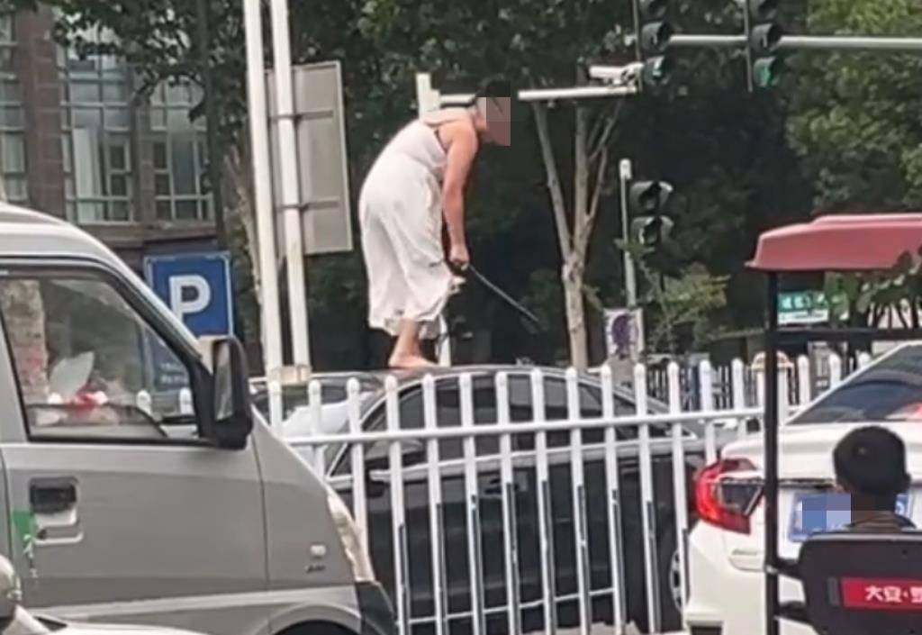 女子持械当街打砸多辆轿车<strong></p>
<p>粤开证券</strong>，被顶在挡风玻璃上前行，当地：女子当场被控制，警方介入调查