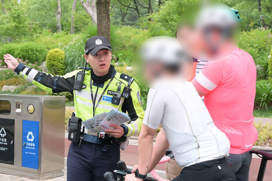 对“暴骑团”出手<strong></p>
<p>粤开证券</strong>！浦东交警严查违法骑行：公路不是竞技场