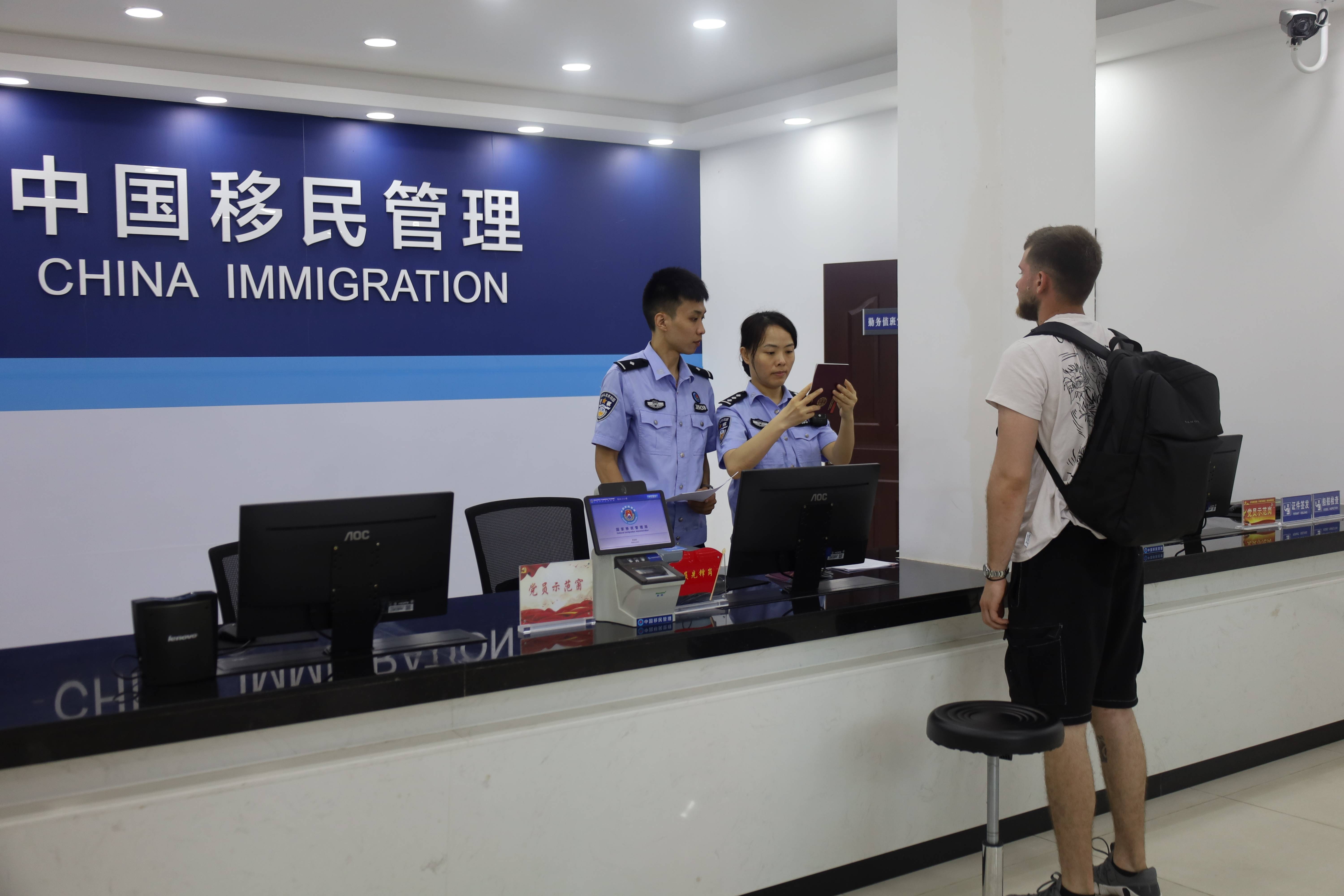 “第一次吃<strong></p>
<p>证券从业证书</strong>，像吃葡萄！”外籍船员在惠州品尝荔枝