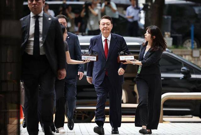 尹锡悦又被捕<strong></p>
<p>证券手机开户</strong>，夫人、岳母遭“围剿”