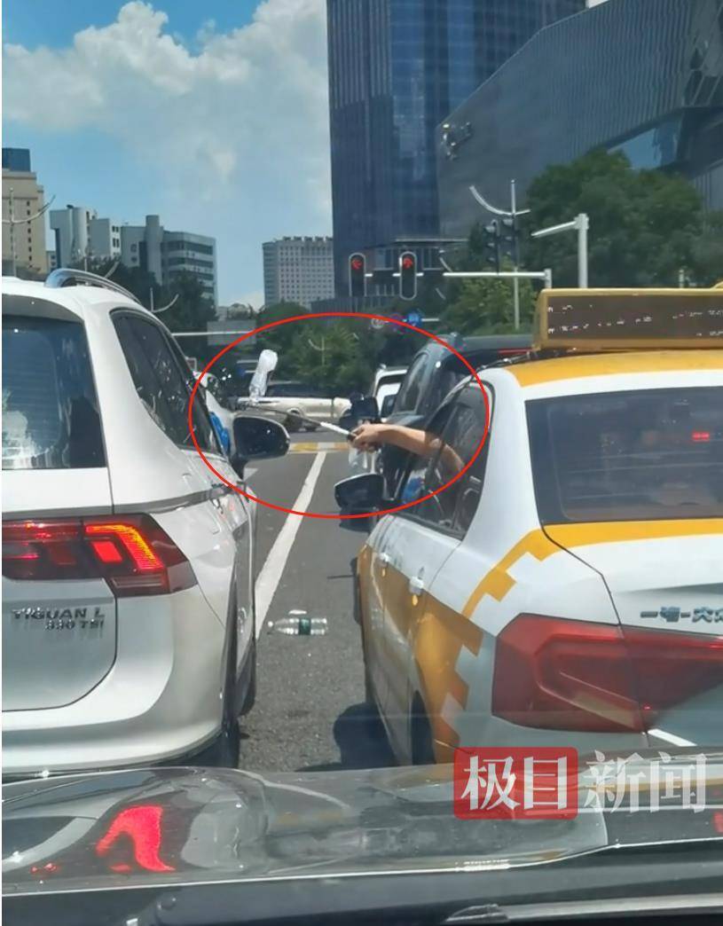 汉口街头发生不和谐一幕：白色汽车有人向出租车泼水<strong></p>
<p>证券投资风险</strong>，的哥挥舞甩棍击破白车玻璃……
