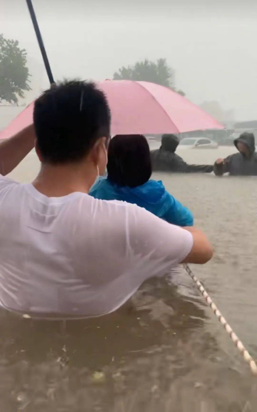 郑州暴雨致京广路隧道被淹<strong></p>
<p>证券公司营业部</strong>，亲历者：车是飘起来的，很害怕，有人爬梯子离开 2021年也曾淹没多台车辆