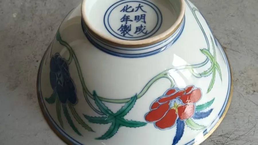 震惊！上海年轻男子和大爷结成“忘年交”<strong></p>
<p>证券公司营业部</strong>，谁料对方竟在背后...200余万积蓄被掏空！