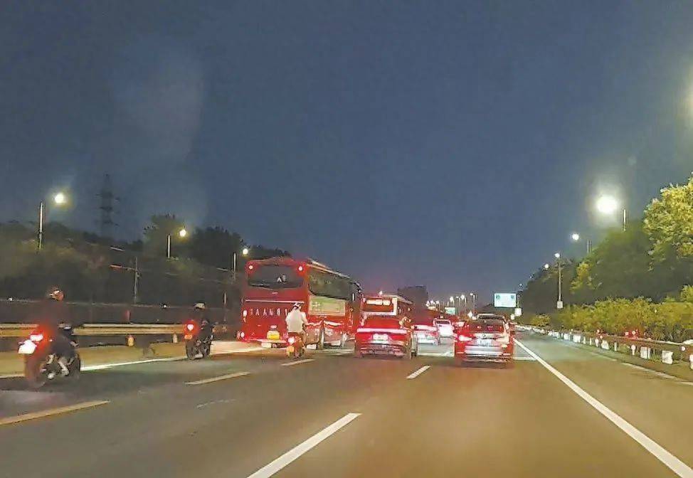 正在严查！京通快速路<strong></p>
<p>湖北证券</strong>，半小时18辆摩托车违法行驶