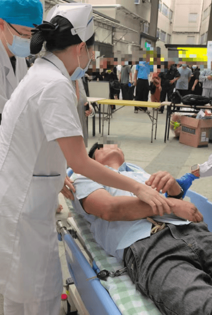 东莞一男子陪同家人就诊时突然倒地<strong></p>
<p>002598股票</strong>，护士“火眼金睛”抢回生机