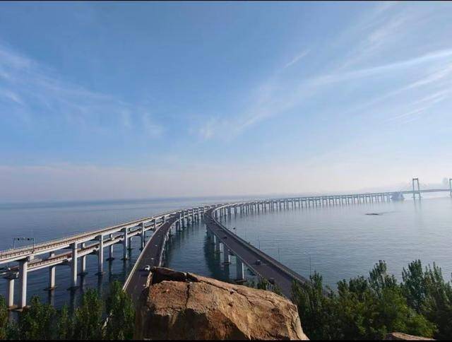 大连一跨海大桥观景台有游客翻栏杆踩空心造景石拍照<strong></p>
<p>沃尔核材股票股吧</strong>，当地回应