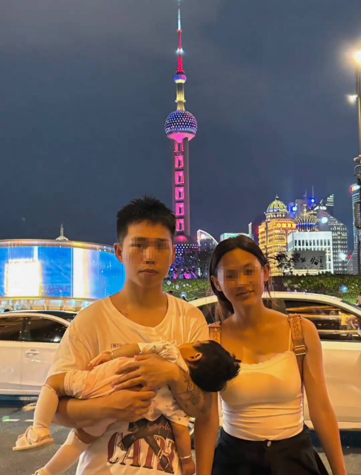 奶奶在哭<strong></p>
<p>海螺股票600585</strong>，宝宝在笑！40天女婴重病，00后父亲割肝救女，术后这一幕让网友泪奔